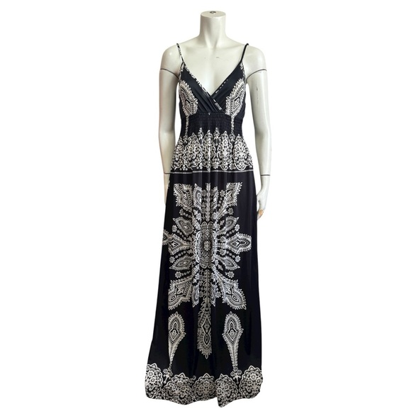 Vitta Luna Dresses & Skirts - VITTA LUNA Boho Maxi Dress - Black + Ivory Mandala Graphic- Women’s Small